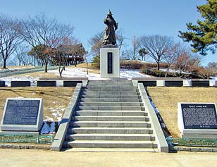 김시민장군 동상 이미지